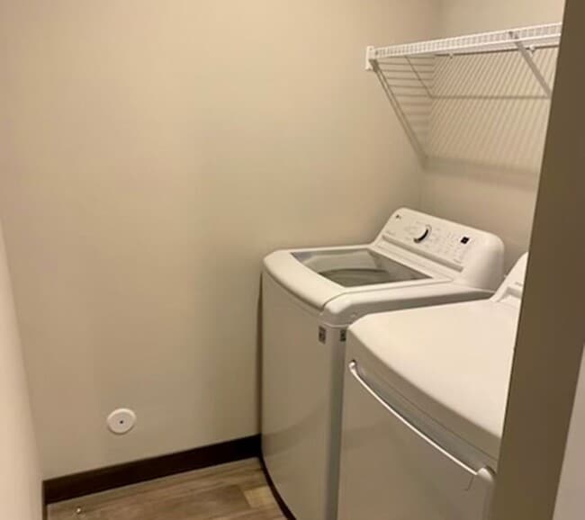 Building Photo - 6 bed 2 bath top unit !