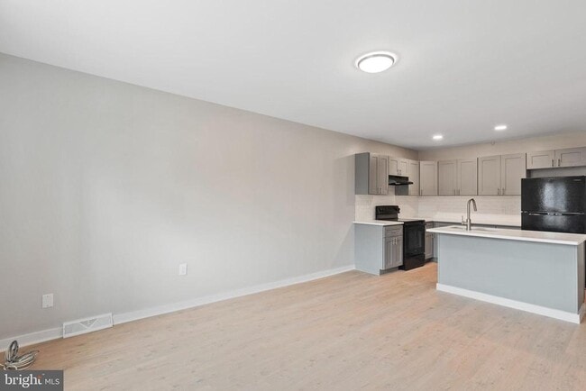 Building Photo - 330 Hermitage St
