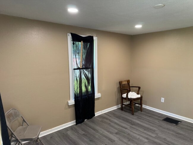 Building Photo - Newly Remodeled 3-4 bedroom Single family home