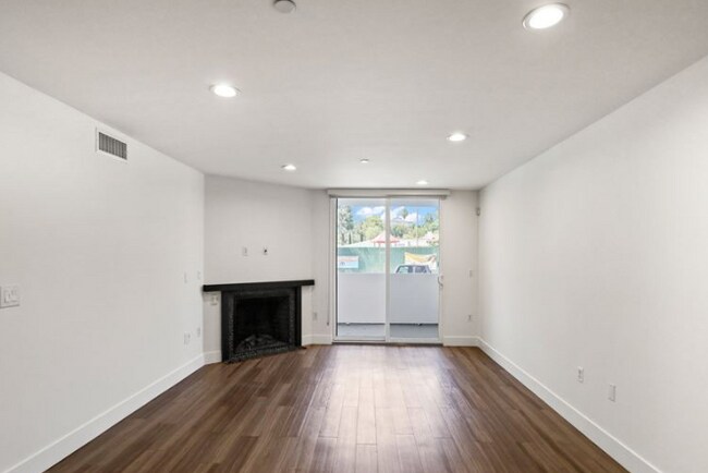 Building Photo - 833 N Edinburgh Ave Los Angeles, CA 90046