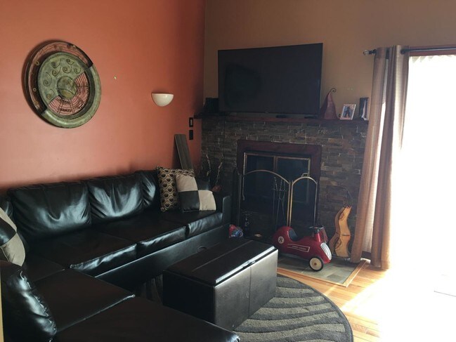 Building Photo - Gorgeous townhouse in  East Weymouth,