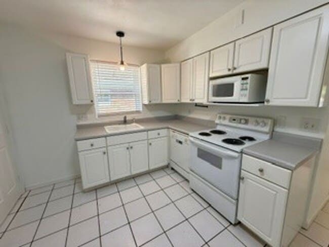 Building Photo - 6264 Sunshine Dr