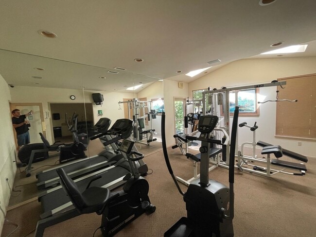 Building Photo - Sammamish - 3 BR, 2 BTH ground floor condo...