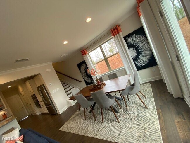 Building Photo - 3 br, 2.5 bath Townhome - 500 Brannon Rd