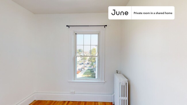 Building Photo - Private bedroom in 5 bed/2 bath Home