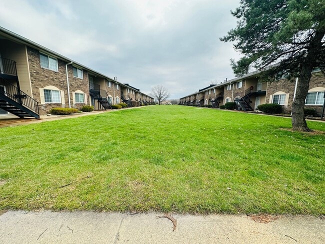 Discover the Best of Lawrence Living at Br... - Discover the Best of Lawrence Living at Br... Apartment