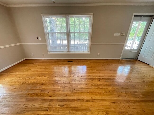 Building Photo - Spacious 3br house with fenced back yard, ...