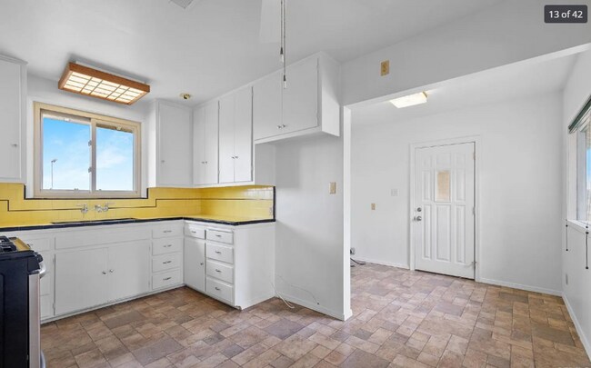 Foto del edificio - 3-Bedroom Home with Vintage Charm, Garage,...
