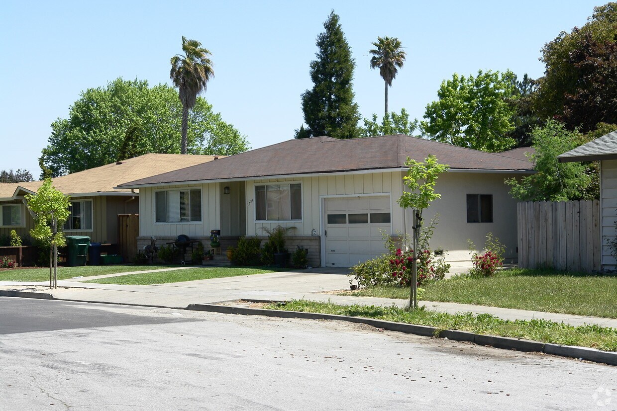 Primary Photo - 1036-1038 Dodge Dr