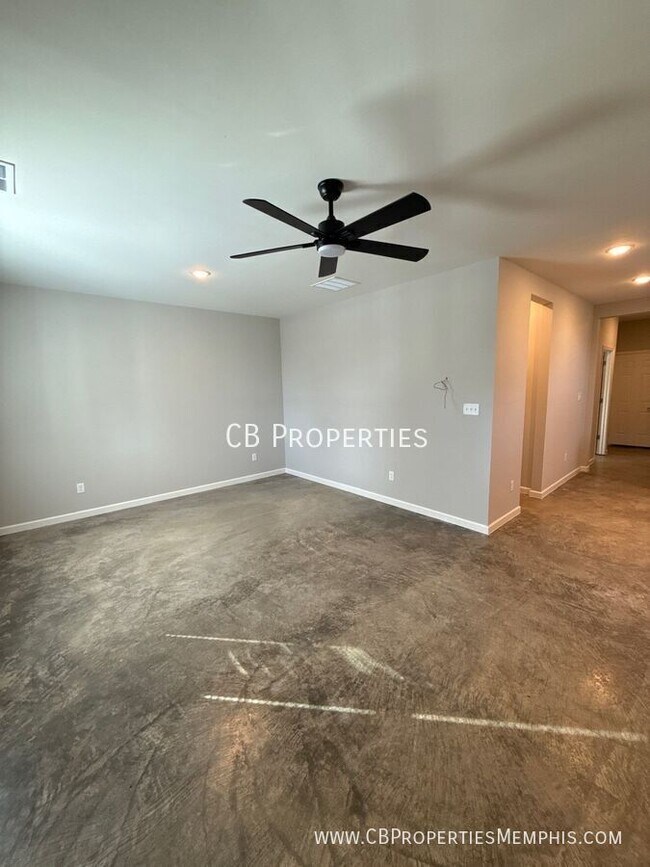 Building Photo - 1046 Greenlaw Ave