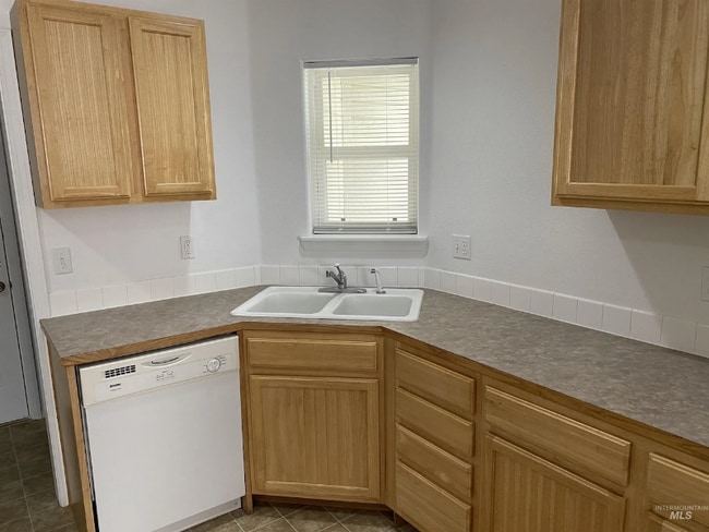 Building Photo - 116-118 NE Lotus Ct