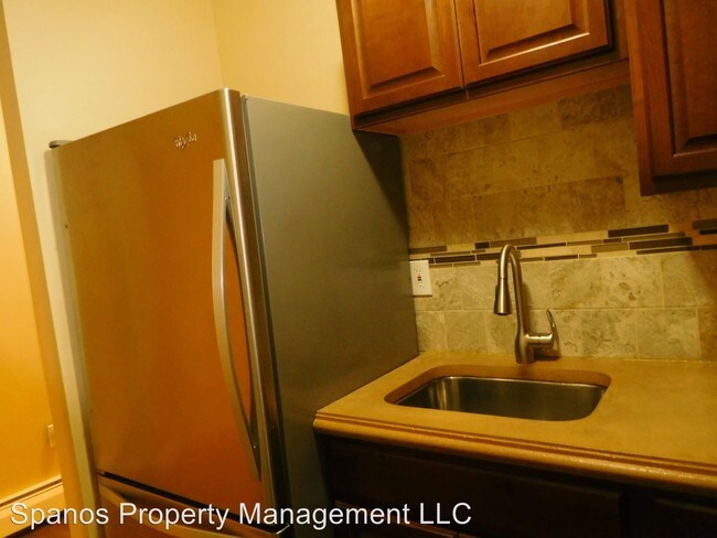 Building Photo - 1225 Bodwell Rd