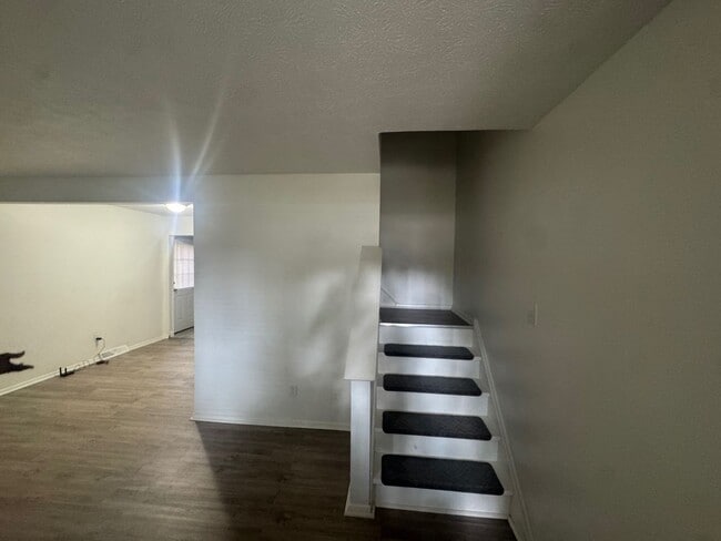 Building Photo - 2472 Warren Pkwy