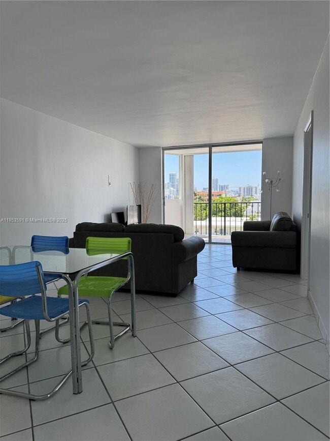 Foto del edificio - 7921 Byron Ave
