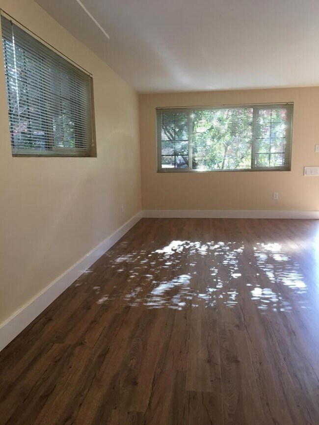 Building Photo - 1 bedroom in Seattle WA 98117