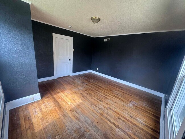 Foto del edificio - Knoxville 37917 - 2 bedroom, 1 bath home - Contact Lisa Vineyard and Shannon Russell (865) 216-9334