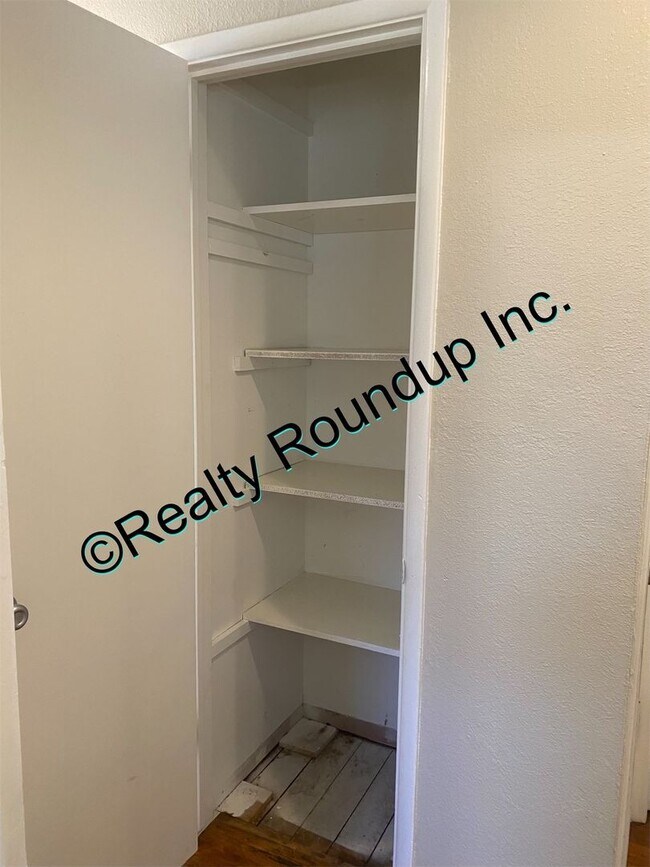 Building Photo - New Year Leasing Special 1/2 Free, Three B...