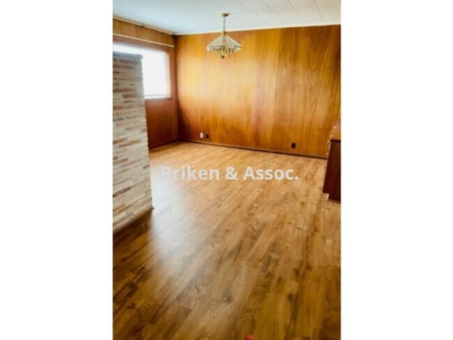 Building Photo - 835 Idlewilde Ln