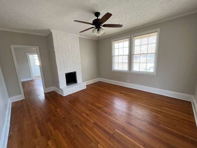 Foto del edificio - 3 Bedrooms, 1 Bathrooms - Celanese House