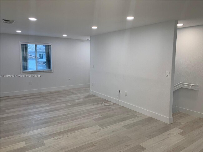 Foto del edificio - 5725 NW 109th Ave
