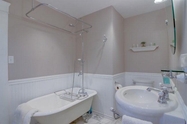 Building Photo - 3370 Bancroft St