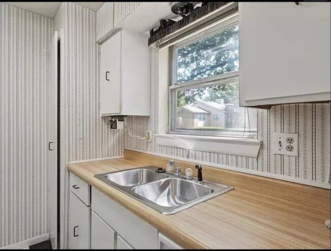 Foto del edificio - 6705 Majestic Oak Pl