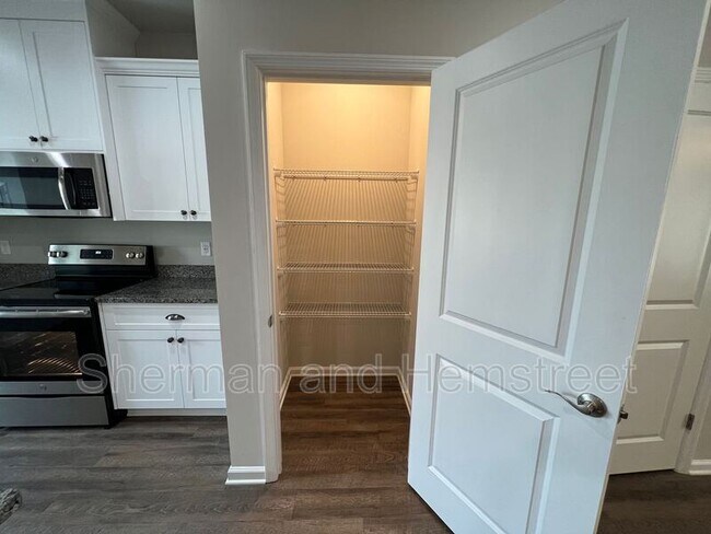 Foto del edificio - 672 Dobhill Ln