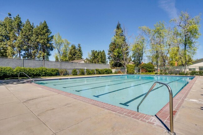 Foto del edificio - 2BD/2BA - Stylish 2BR Townhome Near Apple ...