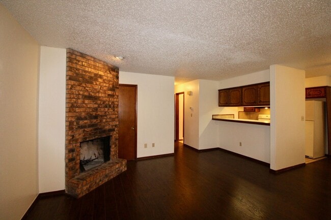 Building Photo - 900-902 Acacia Circle