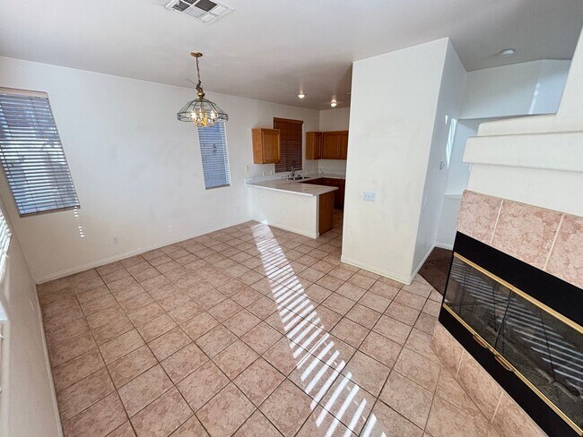 Foto del edificio - Gorgeous 3BED / 2.5 BATH home located in the gated community of Peccole Ranch!