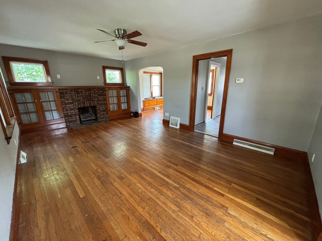 Primary Photo - 305 E Park Ave