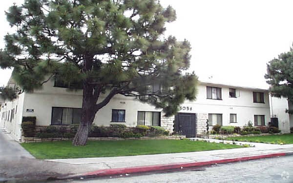 Building Photo - 5056 Tujunga Ave