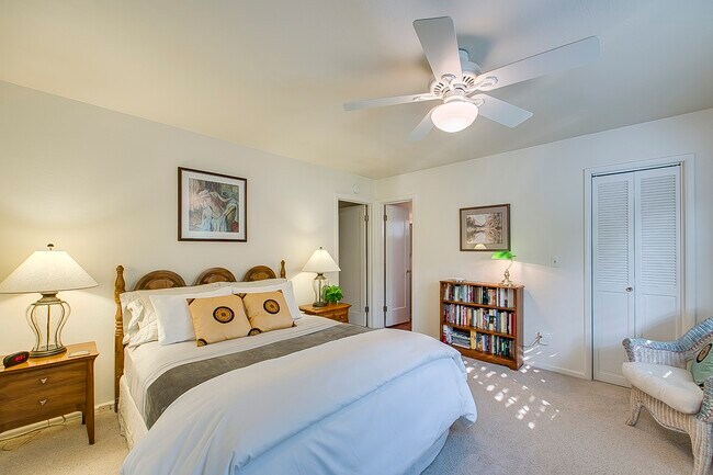 Building Photo - 700 Hillview Dr