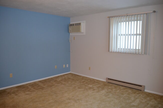 Living Room - 606 S Halvorson St