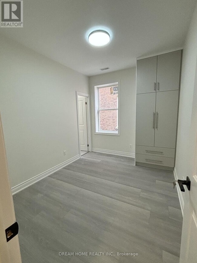 Building Photo - 643 Bathurst St