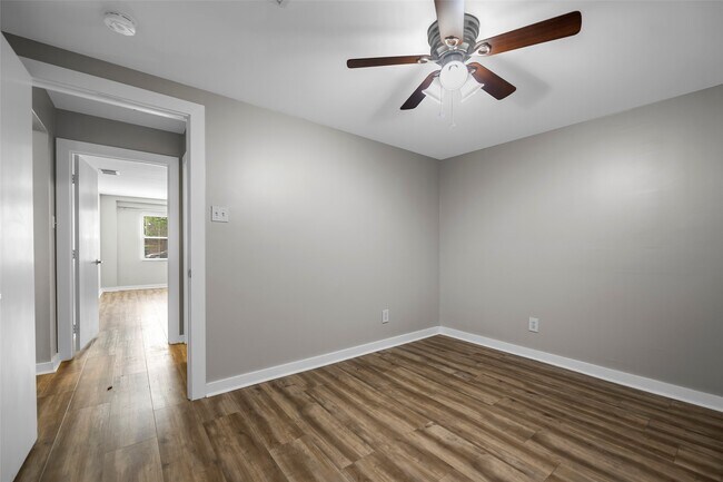 Foto del edificio - 6918 Irvington Blvd