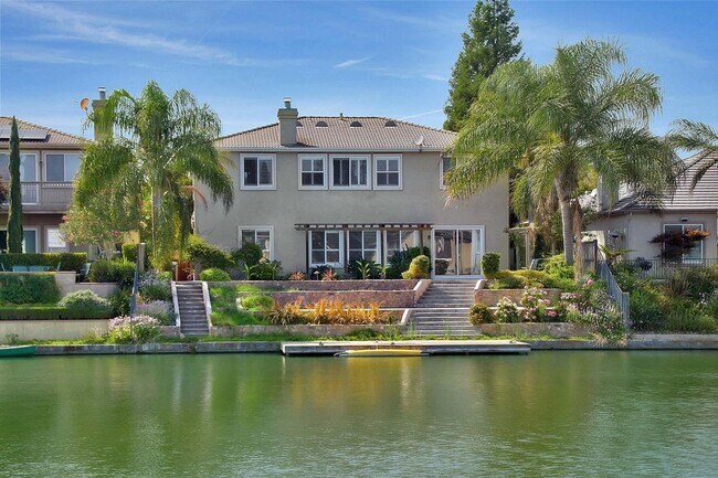 Foto del edificio - Rare Brookside Home with Pool & Lake Views