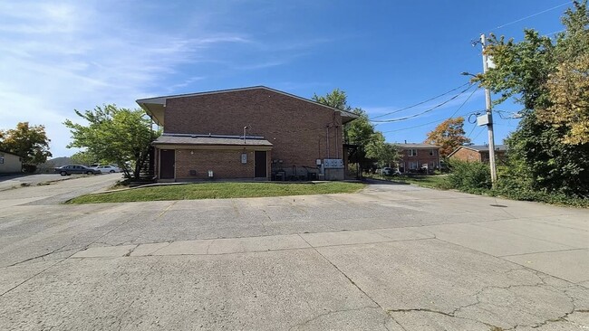 Laundry - 901 Crosshill Dr