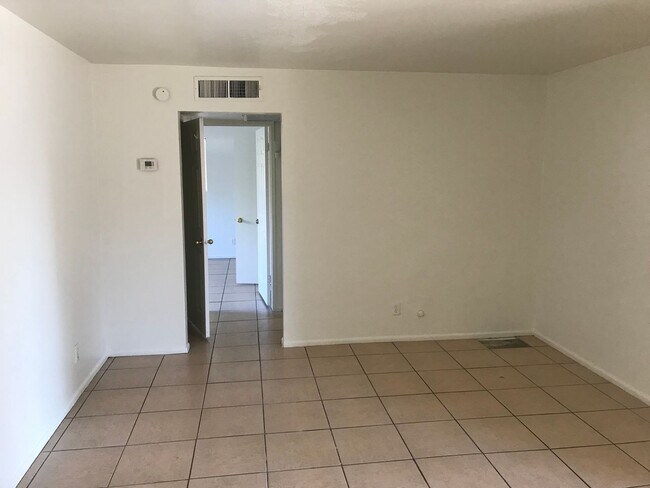 Building Photo - 1 bedroom 1 bathroom with private yard