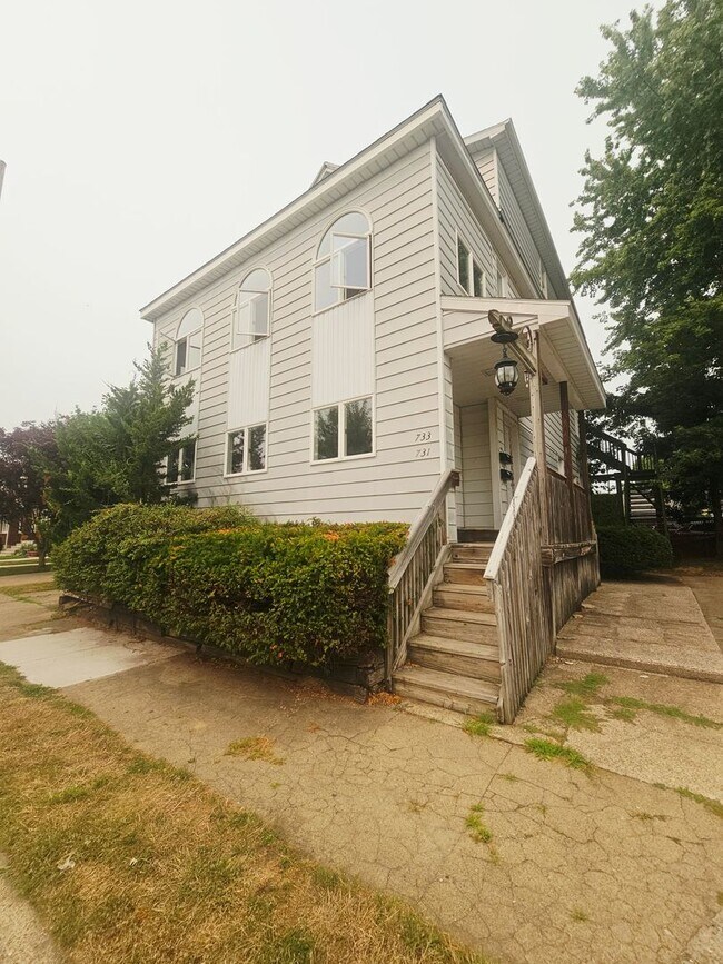 Building Photo - 731-733 Lincoln Ave