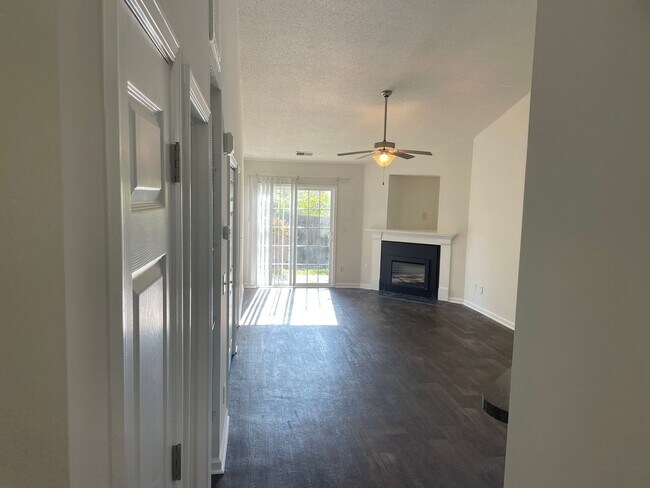 Foto del edificio - Cozy Two Bedroom Condo Close to Ft. Jackson!