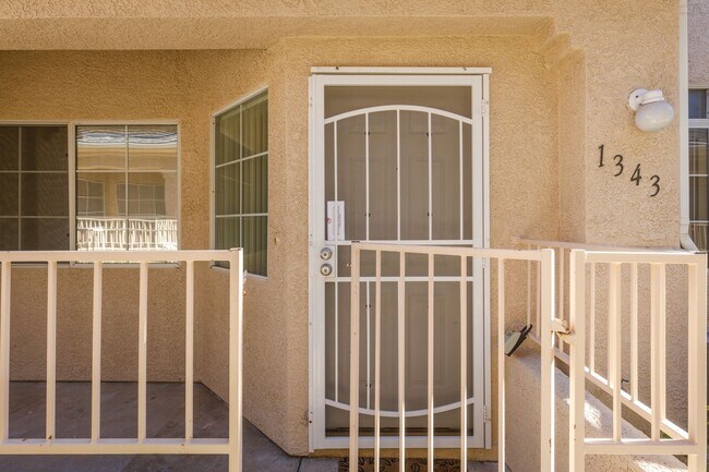 Foto del edificio - Three bedroom with two car garage in gated...
