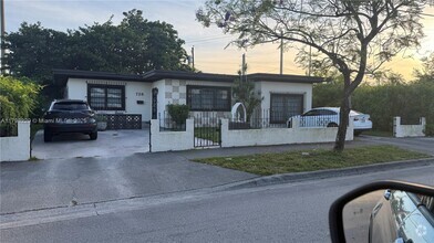 Building Photo - 728 SE Park Dr