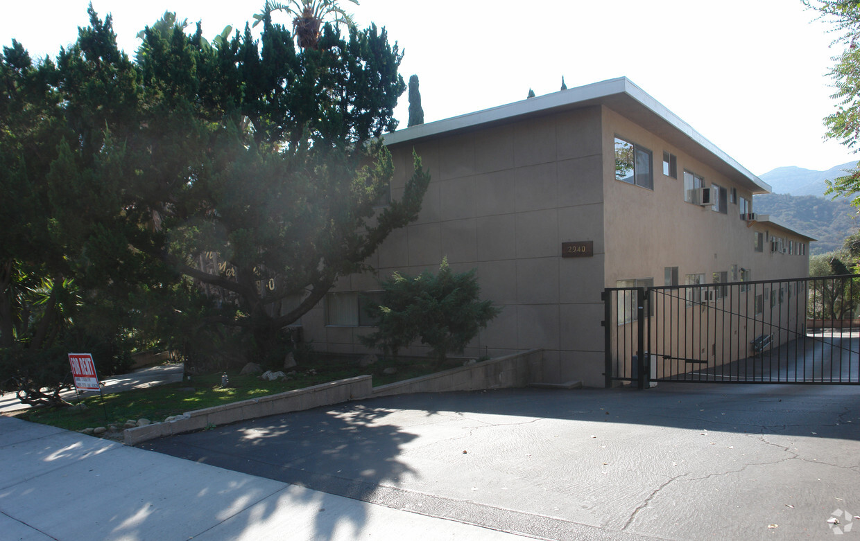 Building Photo - Montrose Gardens