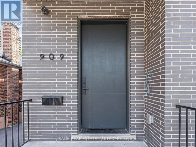 Building Photo - 909 Castlefield Ave