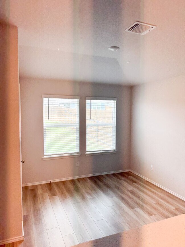 Building Photo - Gorgeous! 3 bed, 2 bath, 2 car garage home located just minutes from Ft. Hood, Shopping, Airport ...