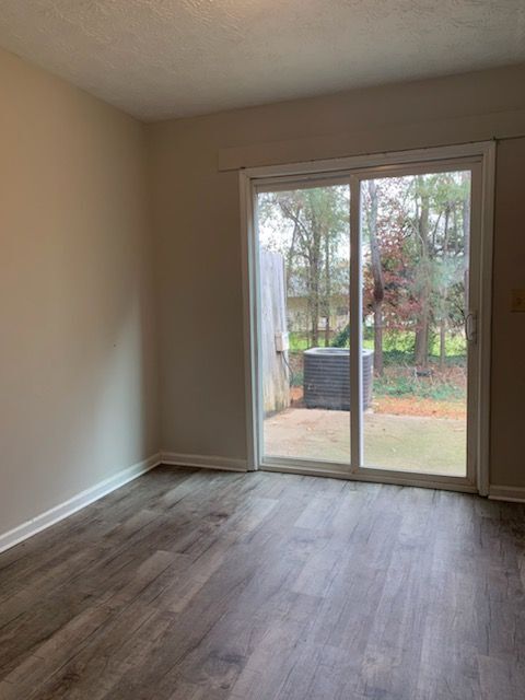 Building Photo - 4121 Oakwood Village Drive - B