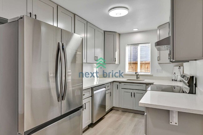 Foto del edificio - A beautiful 4 bed and 2 bathroom house for rent