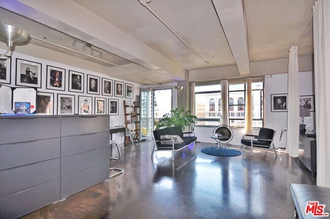 Foto del edificio - 849 S Broadway
