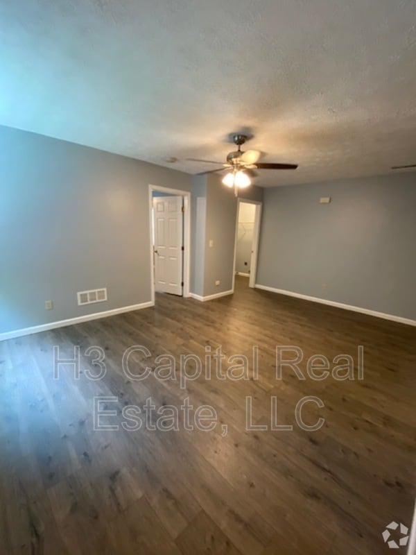Building Photo - 452 Meadow Dr